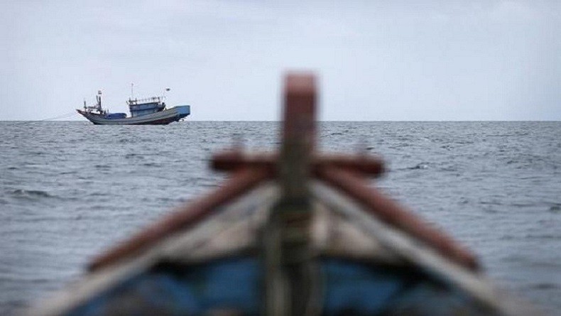 Perahu Terbalik Dihantam Ombak di Pangandaran, Tim SAR Cari Tekong Hilang Terseret Arus