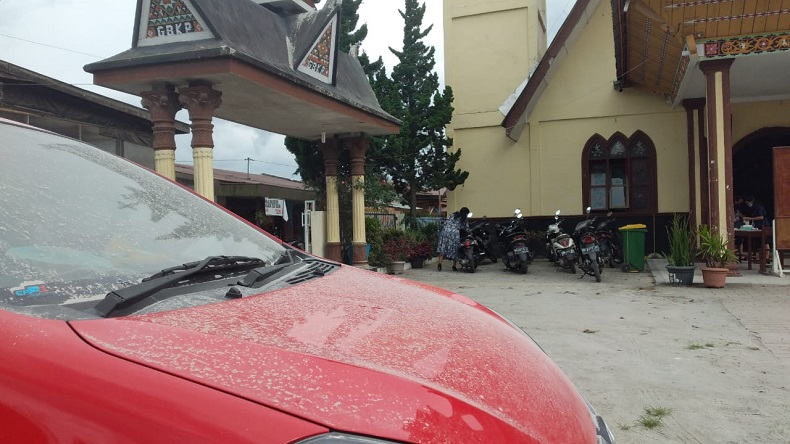 Status Gunung Sinabung Naik Siaga usai Erupsi 3.500 Meter, Hujan Abu Guyur Karo