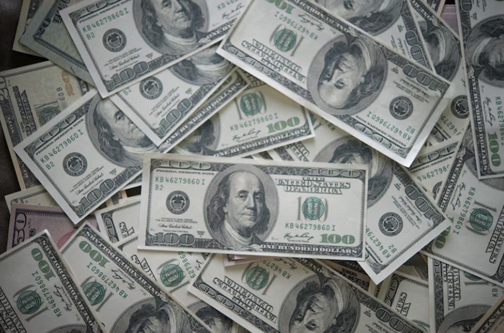 Tabungan Warga Makin Menipis, Orang Kaya Justru Borong Dolar AS hingga Rp1.741 Triliun