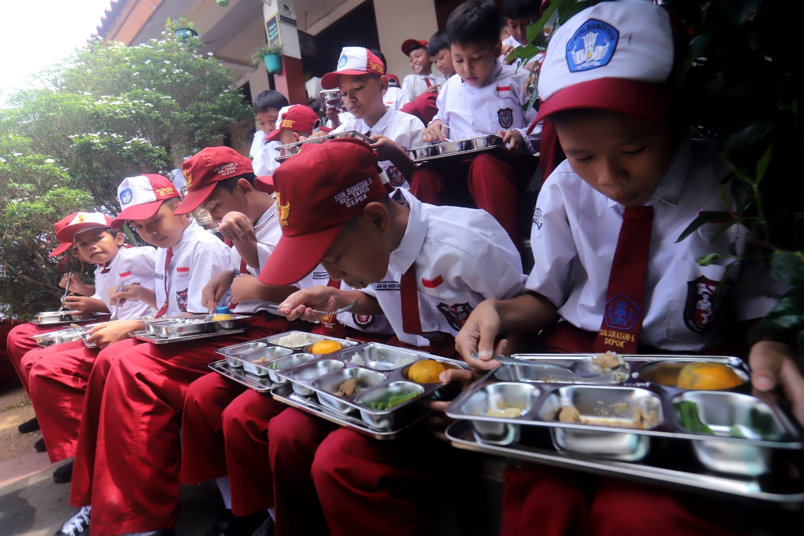 Survei Median: MBG Program Pemerintah Paling Disukai Publik, Disusul Sekolah Rakyat