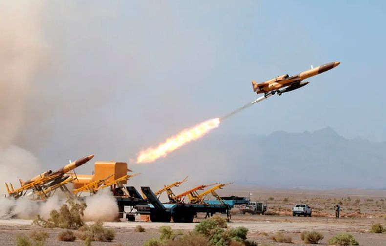 Intelijen AS Kaget, Drone Iran Bentuk Formasi Ubur-Ubur Tembak Jatuh Jet Tempur F-15
