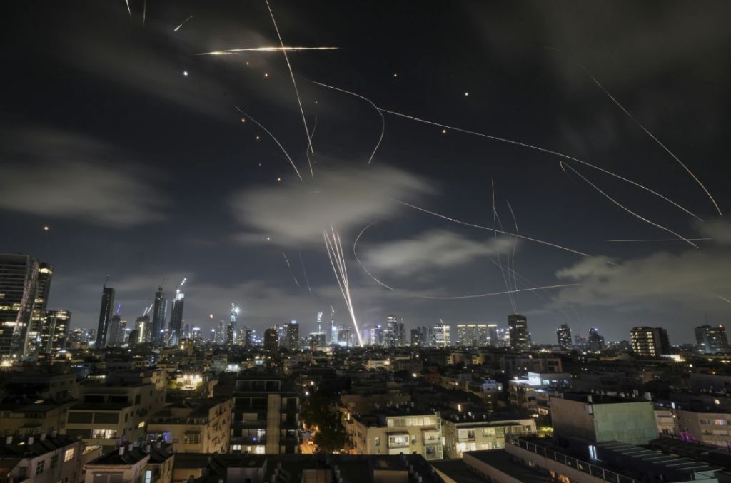 Dihujani Rudal Iran, Israel Ancam Balas Dendam