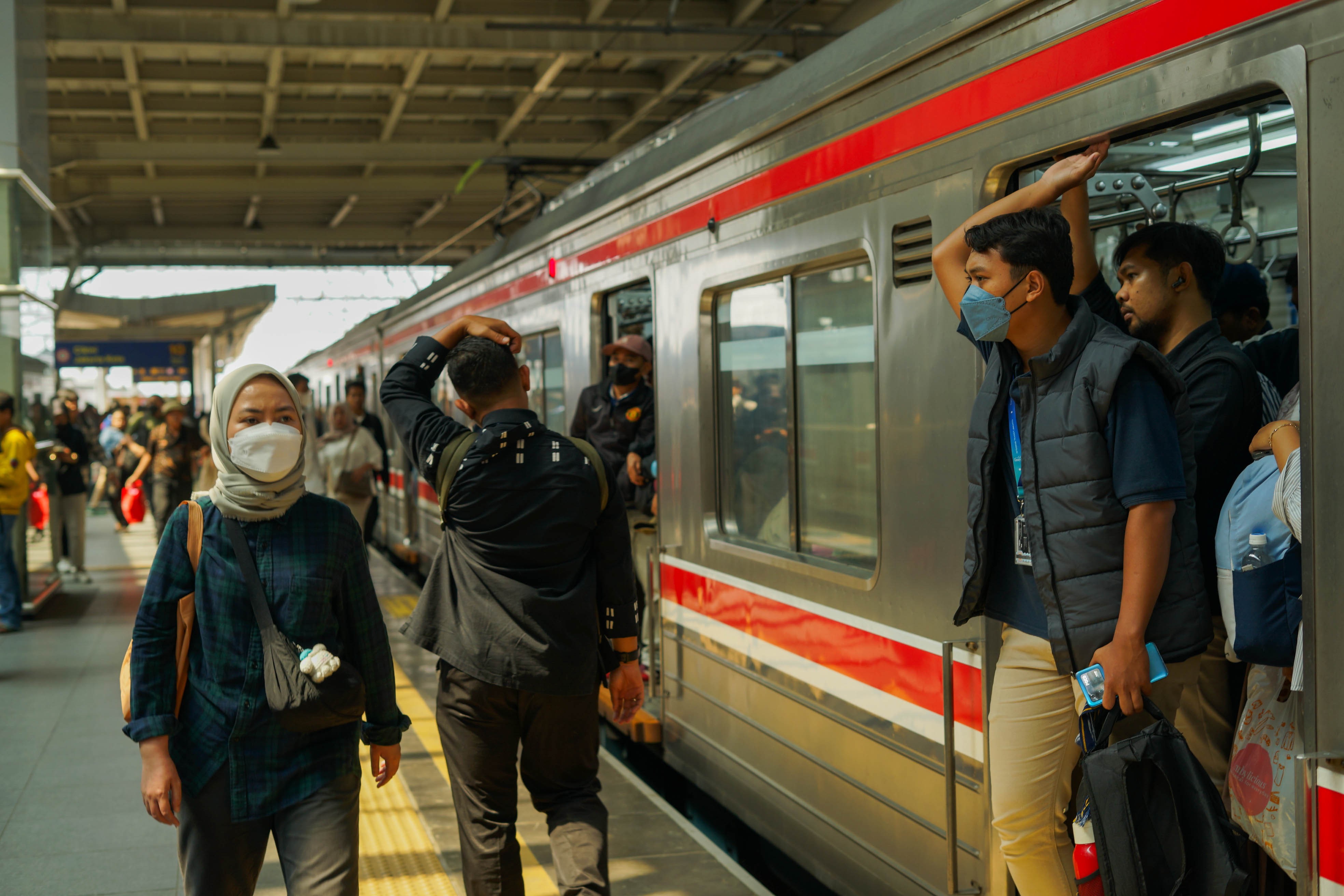 KRL Lintas Bogor Disetop Imbas Tawuran di Manggarai, Perjalanan 14 Kereta Tertahan