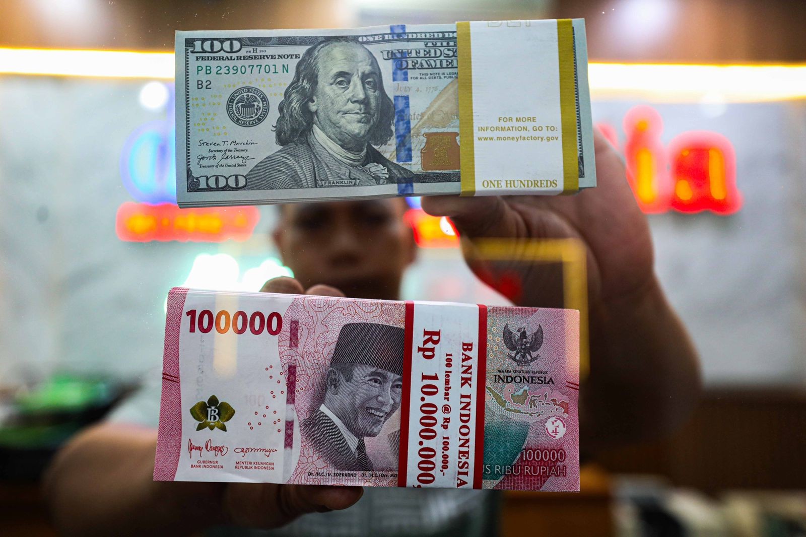 Rupiah Hari Ini Ditutup Melemah 106 Poin ke Rp17.861 per dolar AS