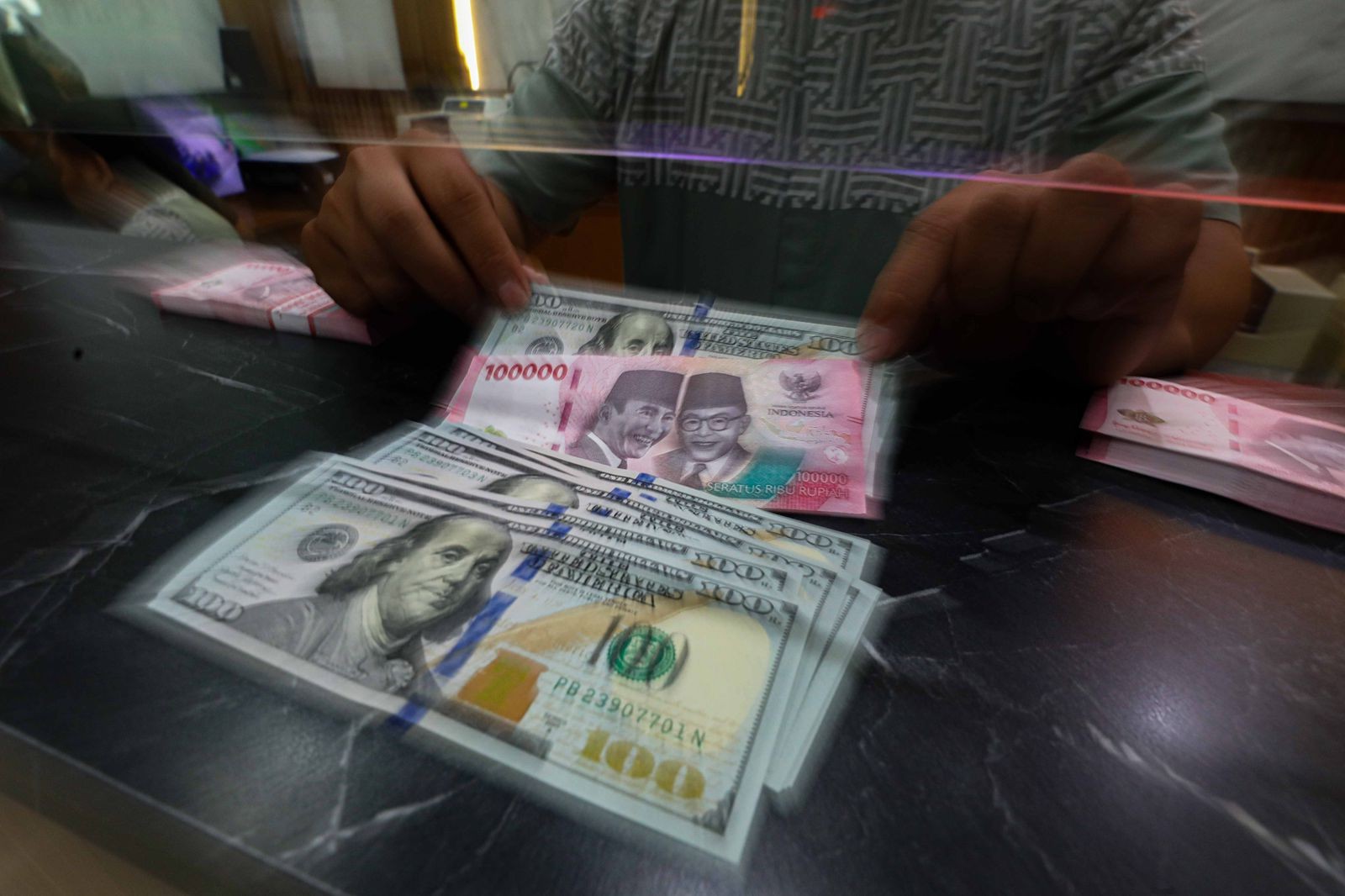 Rupiah Ditutup Kembali Menguat ke Rp17.897 per Dolar AS, Ini Faktor Pendorongnya