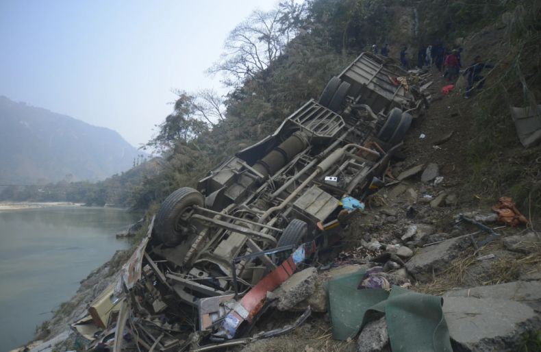 Bus Penuh Penumpang Ngebut Masuk Jurang, 40 Orang Tewas