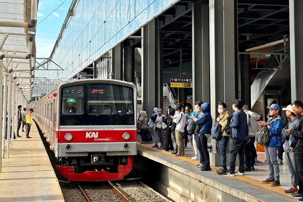 Tawuran Pecah di Dekat Rel Manggarai-Pasar Minggu, KRL Lintas Bogor Terganggu