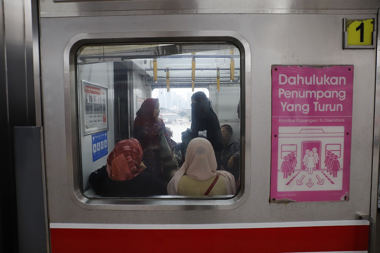 KRL Bogor-Jakarta Kota Dilempar Botol hingga Kaca Pecah, KAI Buru Pelaku
