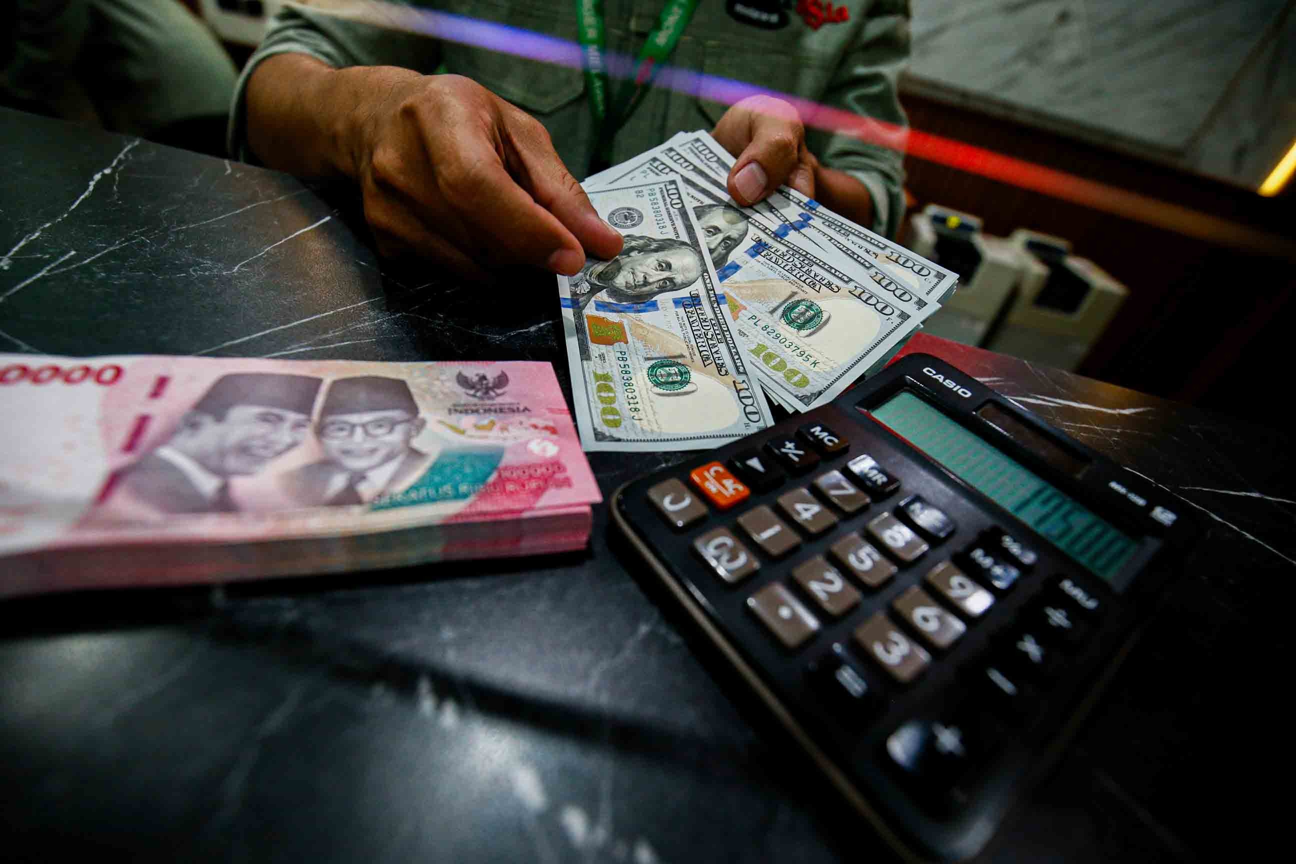 Masih Lesu, Rupiah Hari Ini Ditutup Melemah ke Rp17.859 per Dolar AS