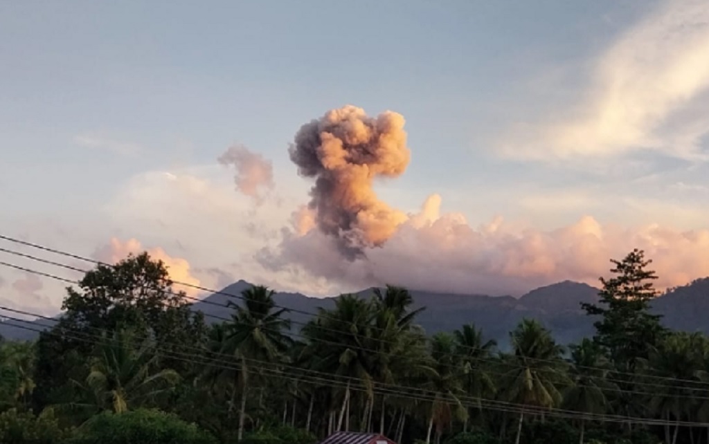 Gunung Dukono di Maluku Utara Erupsi Hari Ini, Muntahkan Abu Vulkanik 2.000 Meter
