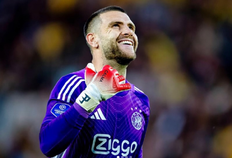 Maarten Paes Kebobolan 2 Gol, Ajax Tetap Lolos ke Playoff UEFA Conference League
