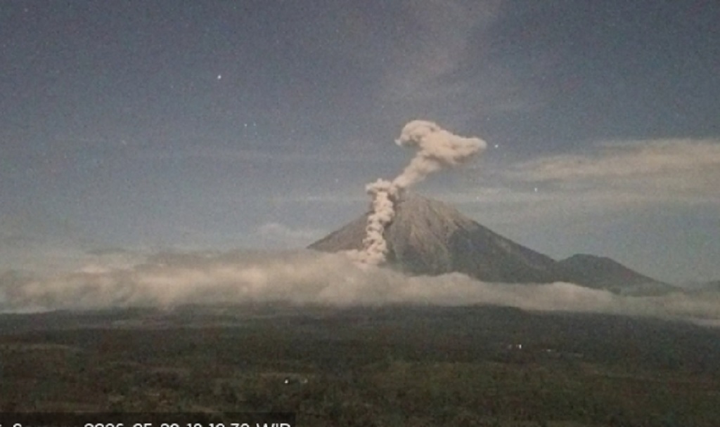 Gunung Semeru Erupsi Malam Ini, Muntahkan Abu Vulkanik 600 Meter