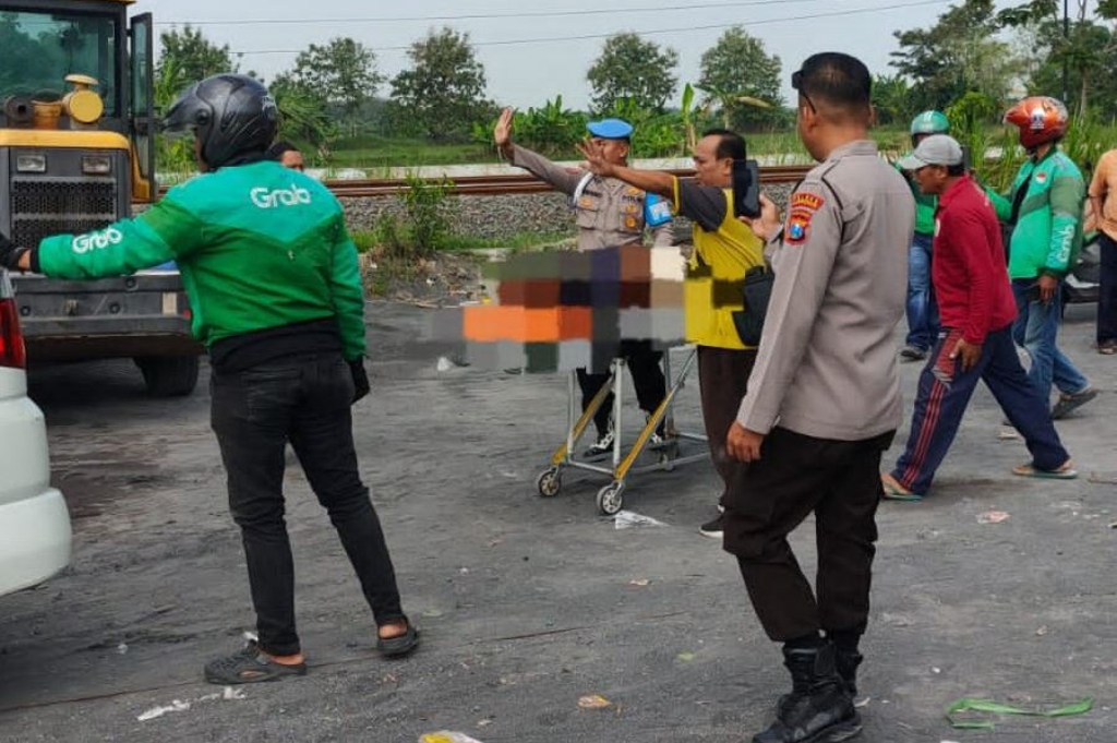 Kecelakaan Maut di Lamongan, Mobil Xenia Tabrak 2 Warga di Pinggir Jalan