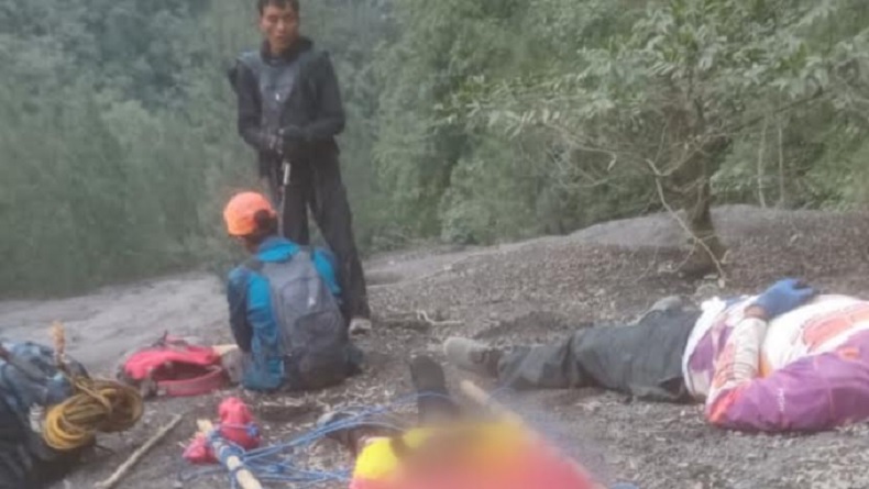 Pendaki Gunung Semeru Jatuh ke Jurang, Tim SAR Berjibaku Evakuasi Korban