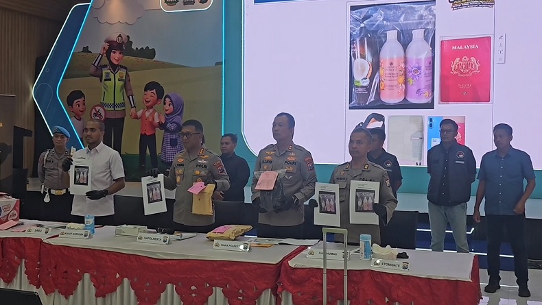 2 Warga Malaysia Ditangkap Polresta Sidoarjo, Narkotika Cair Senilai Rp45 Miliar Disita