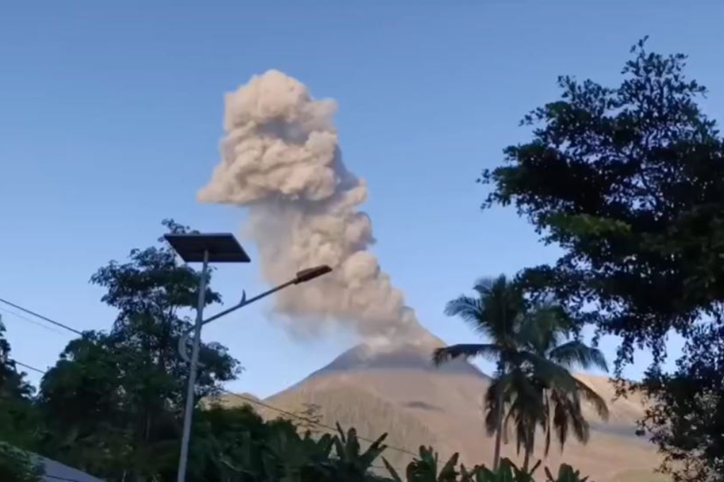 Gunung Lewotobi Laki-Laki Meletus Dahsyat Hari Ini, Kolom Abu Capai 2.500 Meter