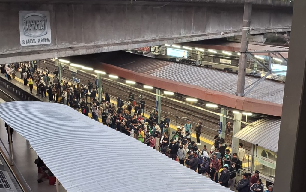 Perjalanan KRL Tanah Abang-Duri Terlambat Pagi Ini Imbas Kebakaran Dekat Rel