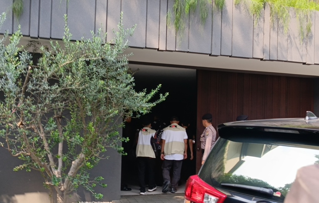 Breaking News: KPK Geledah Rumah Silmy Karim di Jaksel, Brimob Amankan Lokasi