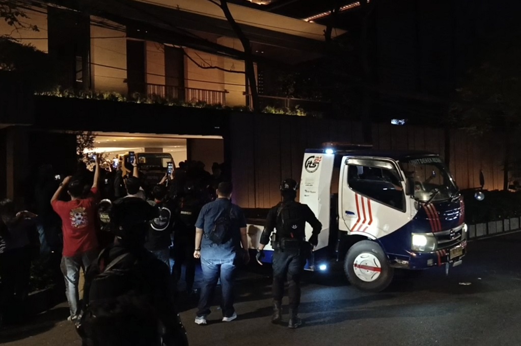 2 Truk Towing Masuki Rumah Silmy Karim saat Digeledah KPK, Ada Apa?