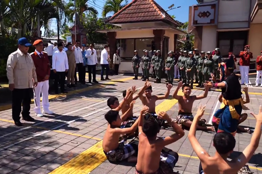 Prabowo Tinjau Sekolah Rakyat di Tabanan Bali, Disambut Yel-Yel hingga Tari Kecak