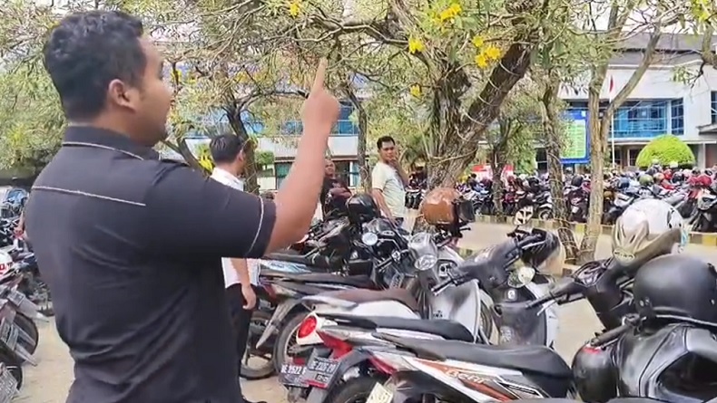 Viral! Penarikan Paksa Motor Digagalkan, Polisi Adu Mulut dengan Debt Collector