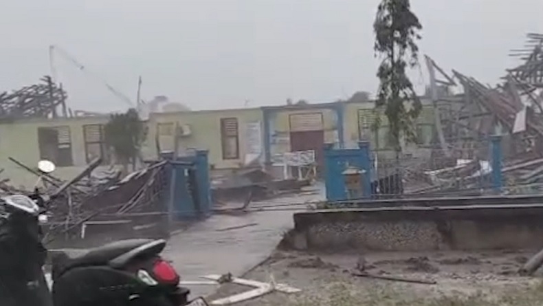 Puting Beliung Rusak Sekolah dan Rumah Warga di Bengkalis, Siswa Diliburkan