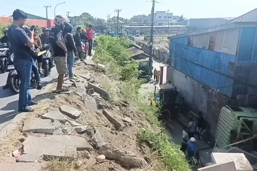 Kecelakaan Truk 10 Roda Jatuh dari Jembatan Overpass Makassar, Timpa 2 Rumah Warga