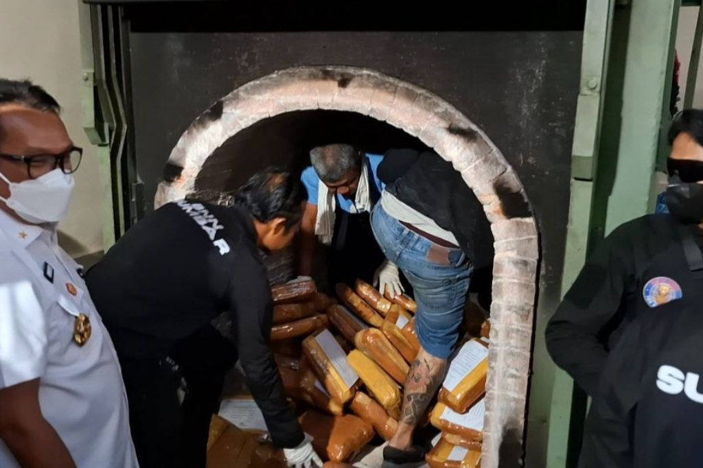 Ganja Siap Edar Seberat 145 Kg Dimusnahkan BNNP Sumbar di Padang, 4 Tersangka Ditahan