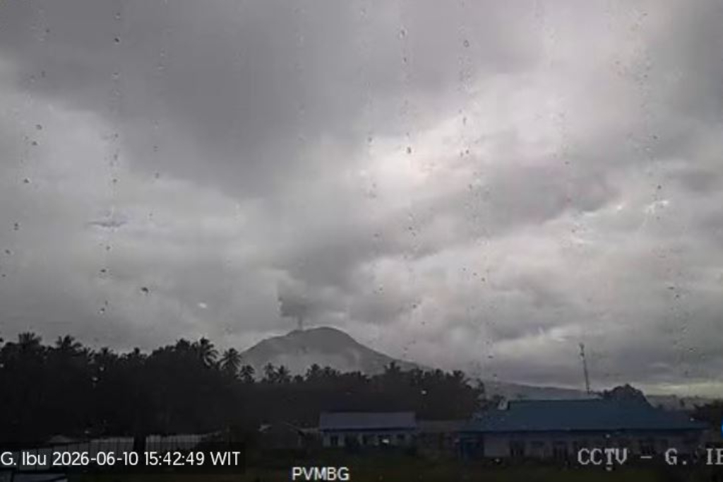Gunung Ibu Erupsi Setinggi 500 Meter, Warga Diminta Jauhi Kawah