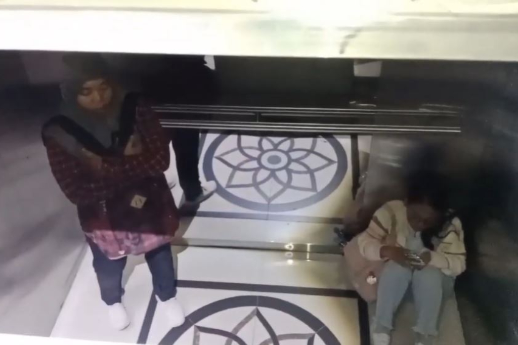 Dramatis! 2 Mahasiswi UPN Veteran Jatim Syok dan Menangis Terjebak Lift Macet di Kampus