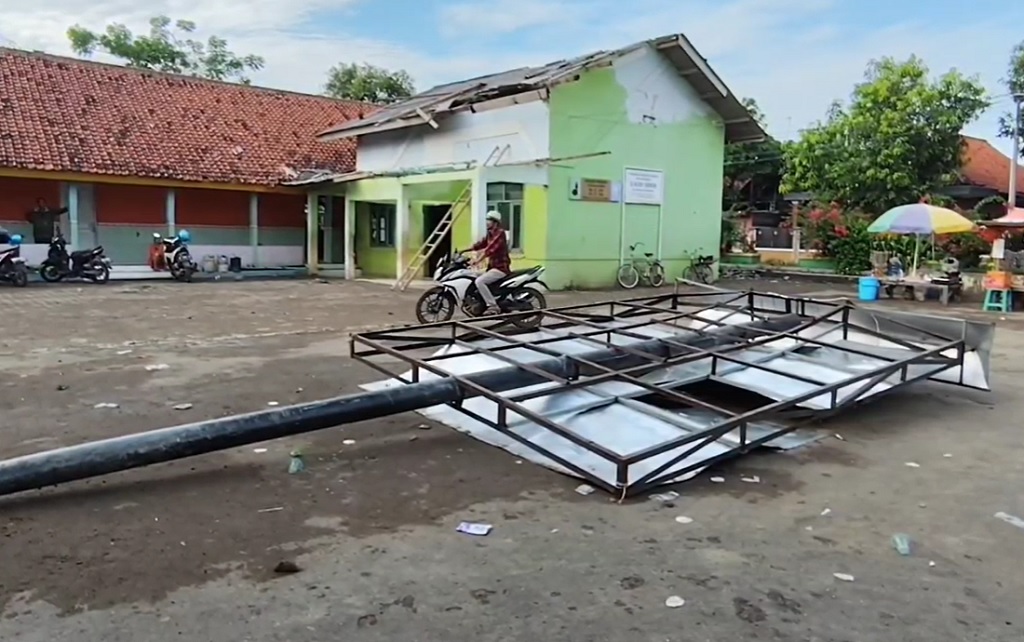 Angin Putting Beliung Terjang Cirebon, 24  Rumah dan Kantor Sekolah Rusak
