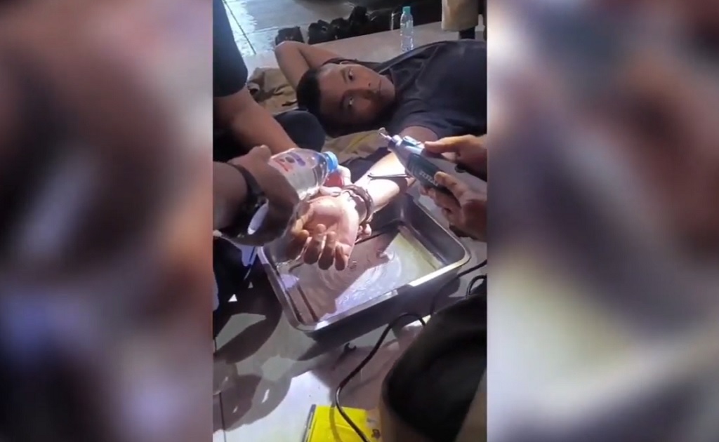 Polisi di Surabaya Kena Prank Ultah, Tangan Diborgol hingga Dievakuasi Damkar