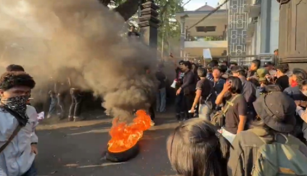Demo Mahasiswa Amarah Brawijaya di DPRD Kota Malang Ricuh, Dipicu Bakar Bak