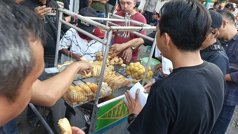 Pedagang Gorengan di Cirebon Diserbu Demonstran