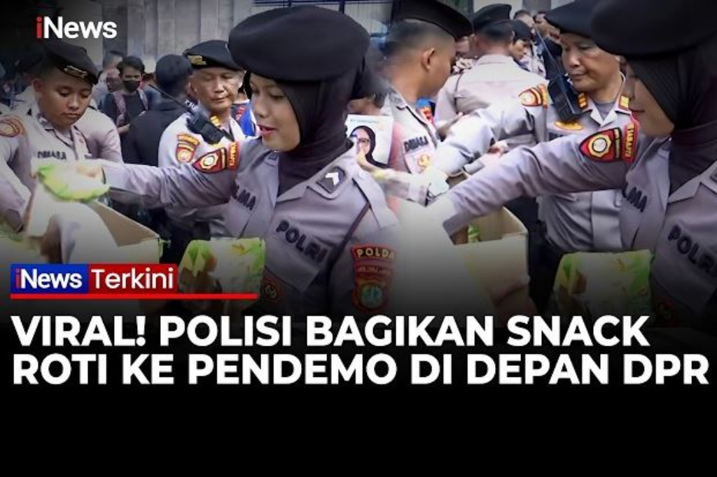 Bikin Adem! Polisi Bagikan Roti ke Pendemo di Depan Gedung DPR