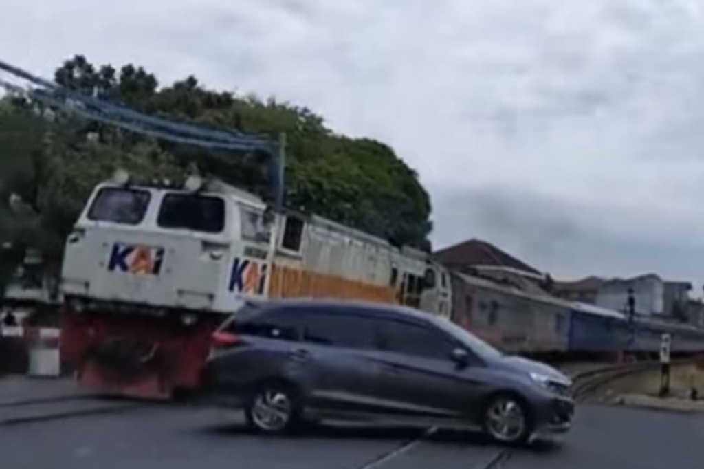 Viral Mobil Terobos Palang Pintu Kereta Api di Semarang, Nyaris Tersambar KA Anggrek