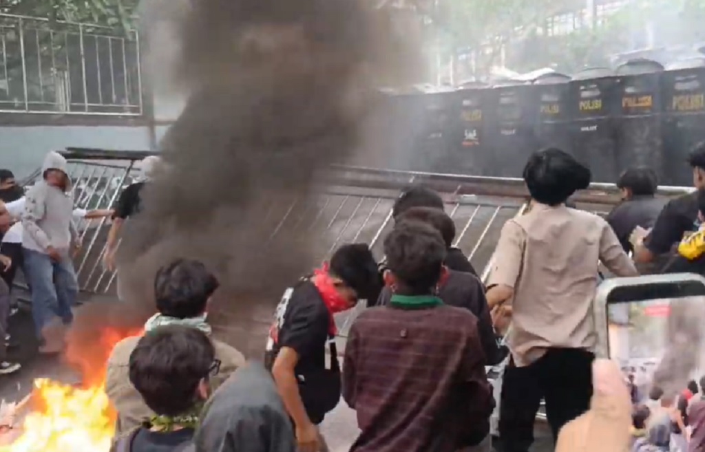 Demo Mahasiswa di DPRD Sulut Berakhir Bentrok, Massa Robohkan Gerbang