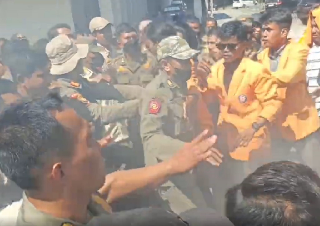 Demo Mahasiswa FKIP UHO di DPRD Sultra Ricuh, Massa Saling Dorong dengan Satpol PP