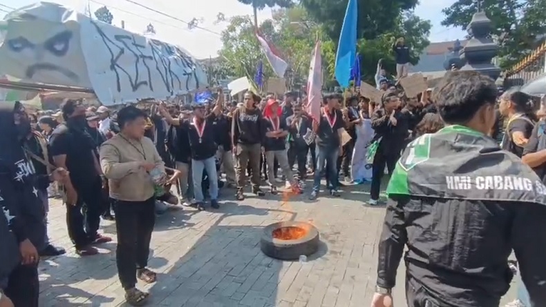 Demo Aliansi Salatiga Menggugat di DPRD Ricuh, Mahasiswa dan Aparat Saling Dorong