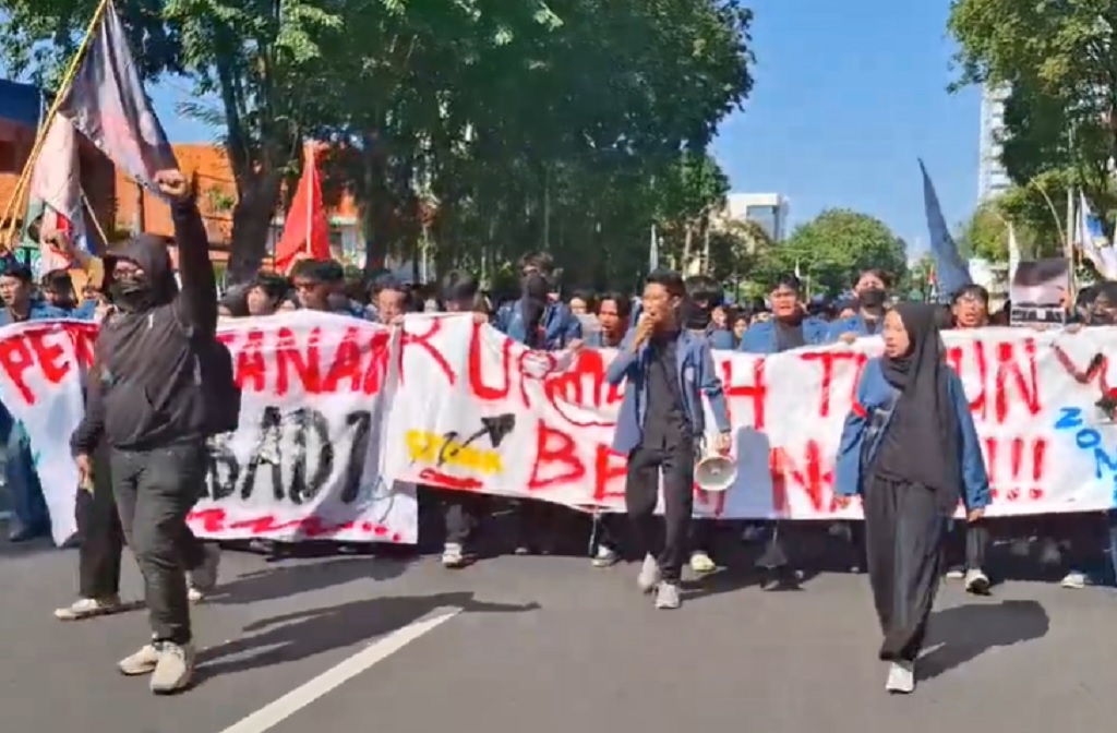 Ratusan Mahasiswa Jatim Demo di Gedung Grahadi, Desak Evaluasi Program Strategis