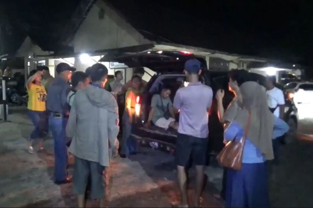 Warga Labura Diduga Tewas Dianiaya, Keluarga Bawa Jenazah ke Polsek Minta Keadilan