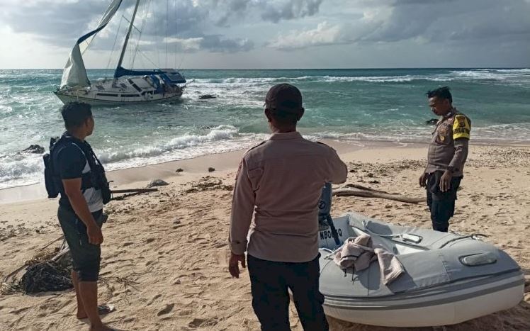 Kapal Yacht Australia Terdampar Tanpa Awak di Rote Ndao NTT, Warga Heboh