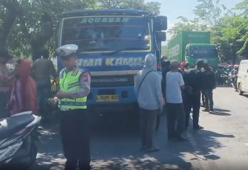 Kronologi Pemotor Tewas Terlindas Truk Tangki Air di Surabaya, Gagal Salip dari Kiri