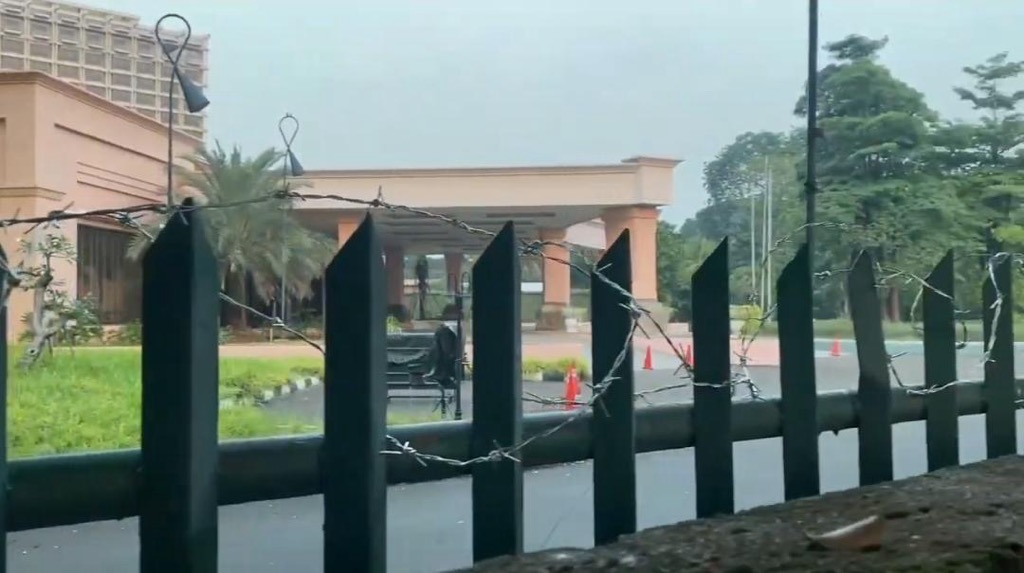 Hotel Sultan Dipagari Kawat Berduri dan Spanduk Penolakan jelang Eksekusi