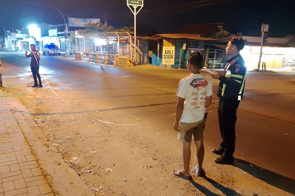 Kecelakaan Motor Bonceng Tiga Terobos Lampu Merah Tabrak Truk di Jombang, 1 Orang Tewas