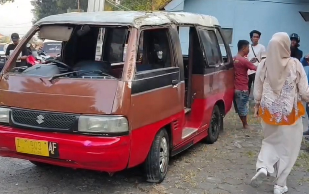 Detik-Detik Mengerikan Angkot Rombongan Pelajar SMP Terbalik di Sumedang