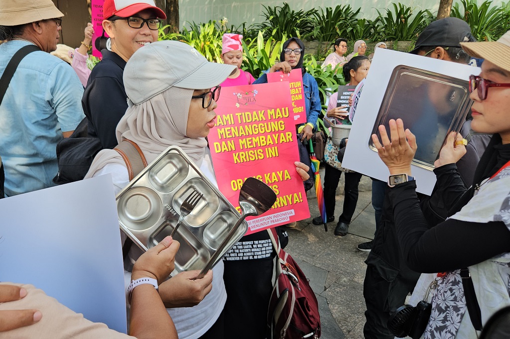 Massa Aliansi Perempuan Demo di MH Thamrin Jakarta, Bawa Panci hingga Ompreng