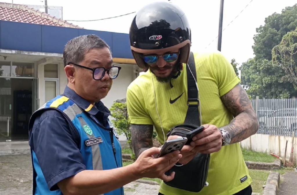 Detik-Detik Bule Georgia Pakai Motor Terobos Tol Pasteur, Ngaku Kena Tipu GPS