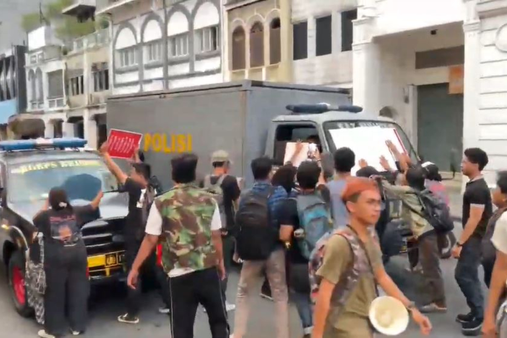 Aksi Demo Mahasiswa di Medan Memanas, Rantis Polisi Diadang Massa