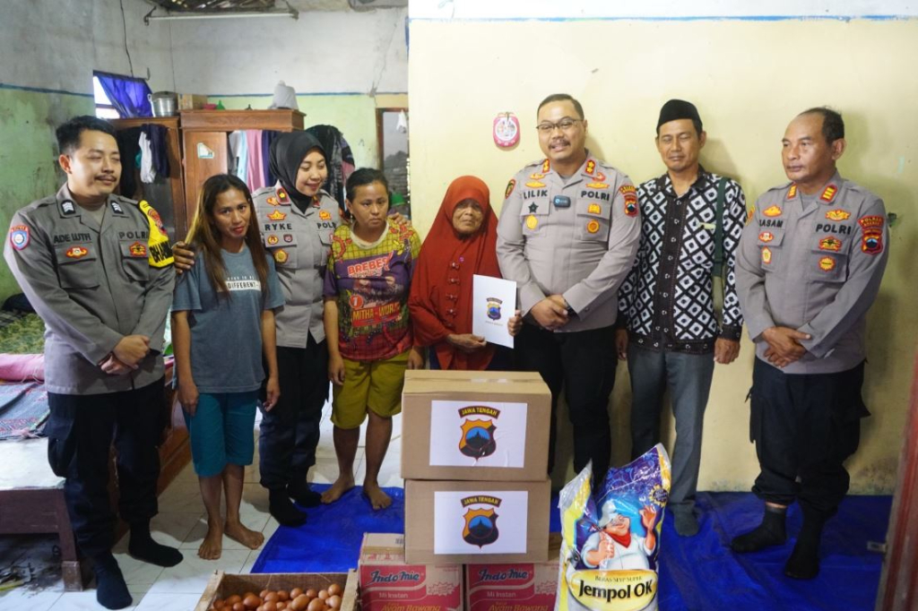 Aksi Heroik Nenek Penjaga Parkir Brebes Gagalkan Pencurian Rp3,6 Miliar Diganjar Penghargaan